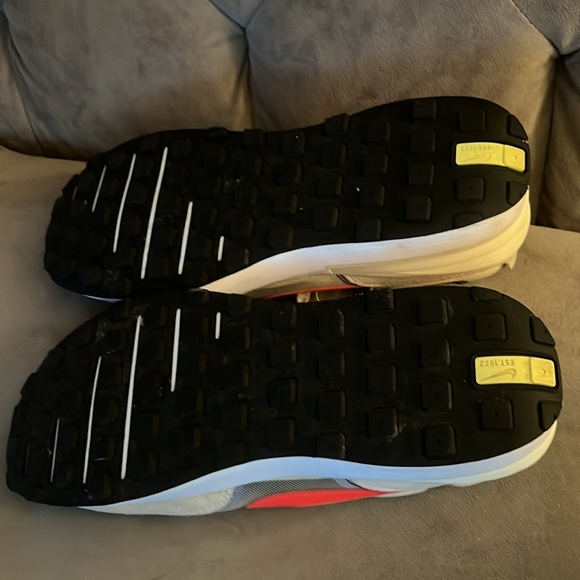 Men’s Nike tennis shoe - Picture 2 of 5